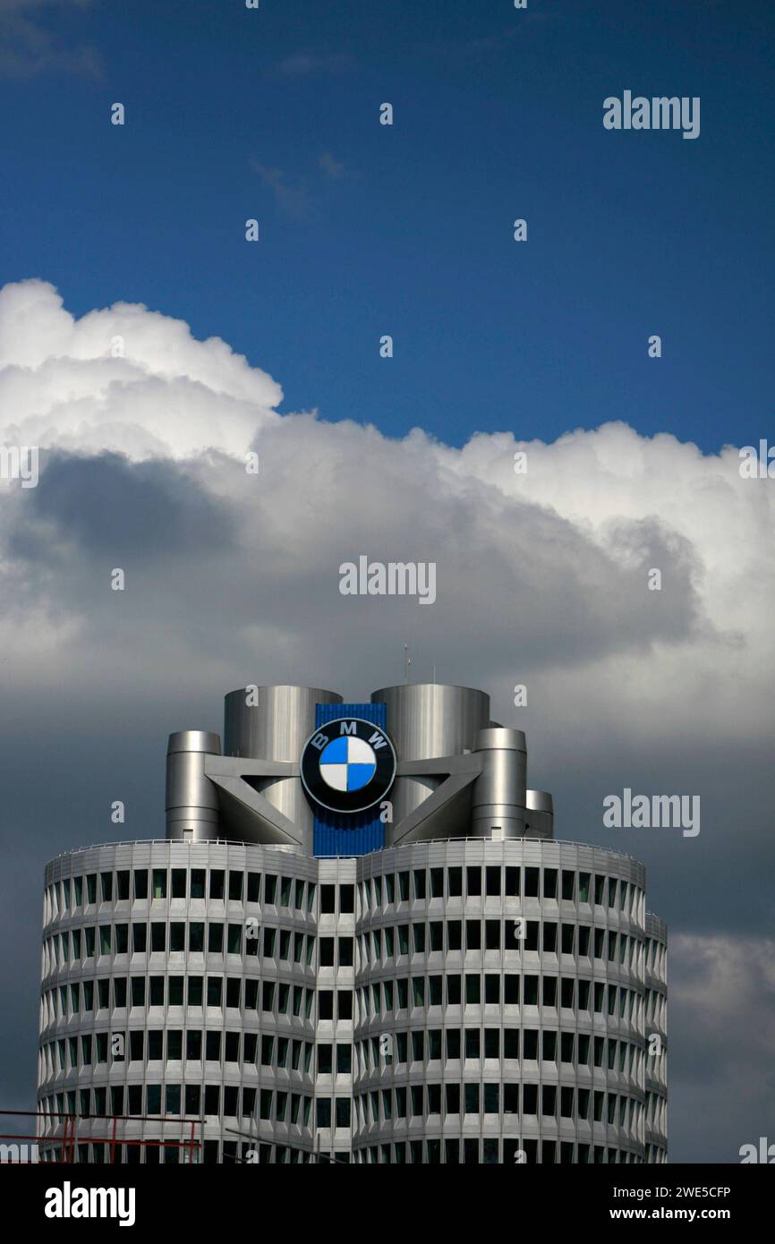 23.01.2024, BMW-München, Archivbild 2020, Aktuelle Nachrichten um BMW: Kraftfahrtbundesamt vermutet Abgasbetrug, foto: über der Münchner BMW-Konzernzentrale türmen sich Gewitterwolken auf. 20.07.2020, BMW-München 20.07.2020, BMW-München *** 23 01 2024, BMW Monaco di Baviera, immagine d'archivio 2020, ultime notizie su BMW Federal Motor Transport Authority sospetta frode sulle emissioni, Photo Storm Clouds si stanno radunando sulla sede del gruppo BMW a Monaco 20 07 2020, BMW Monaco 20 07 2020, BMW Monaco di Baviera Foto Stock