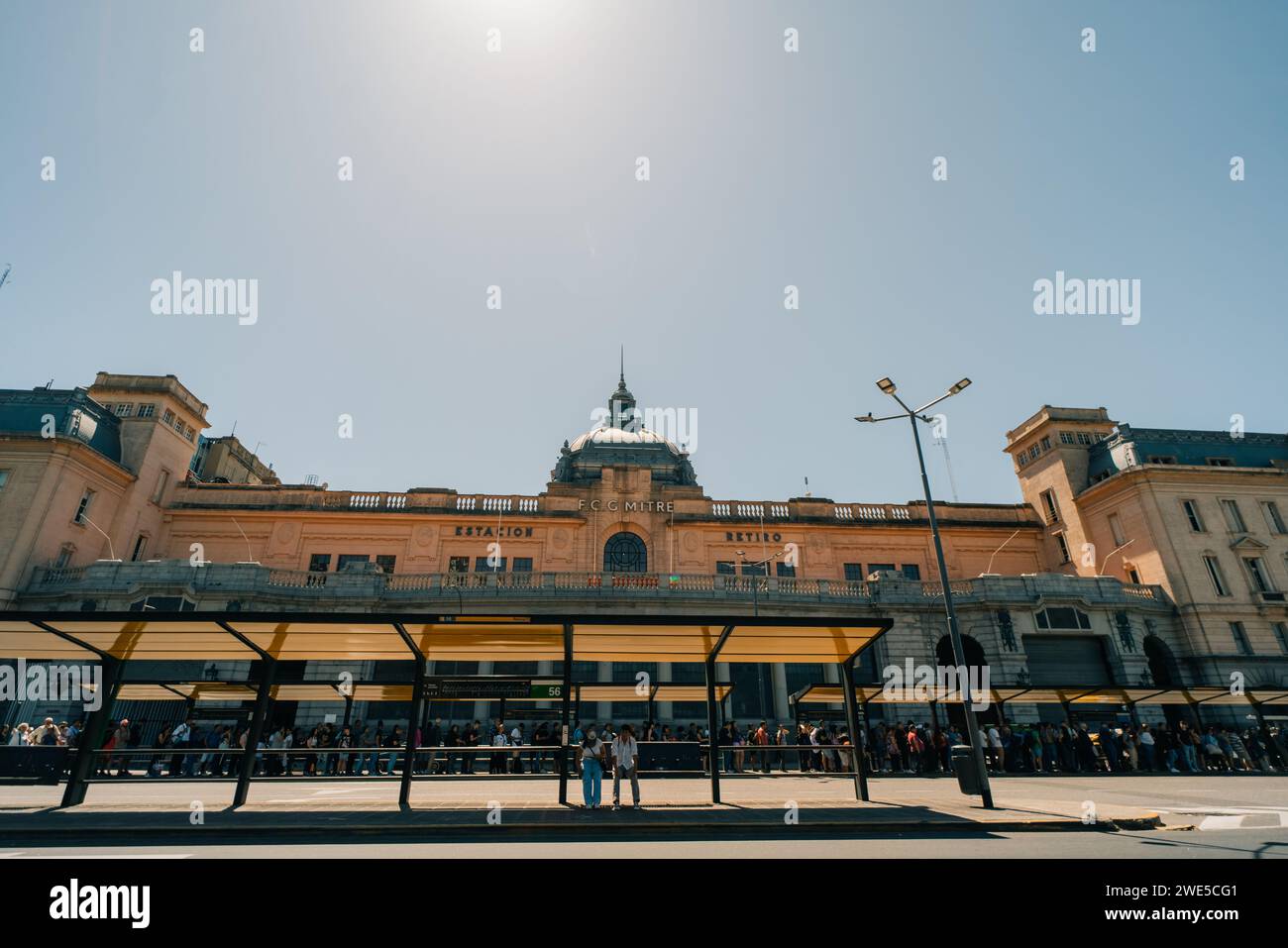 BUENOS AIRES, ARGENTINA - 23 GENNAIO 2024 edificio del terminal dei treni della vecchia stazione centrale a Retiro. Foto di alta qualità Foto Stock
