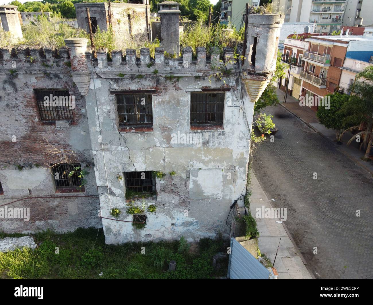 Torre di guardia abbandonata della prigione di Caseros e vista sulla strada di Parque Patricios Foto Stock
