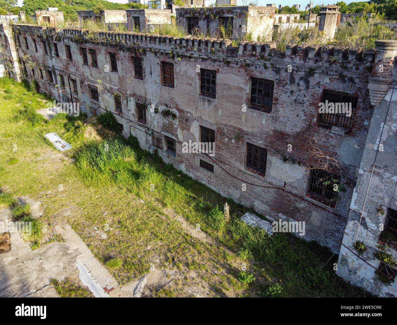 Mura alte e impraticabili dell'abbandono Carcel de Caseros a buenos aires Foto Stock