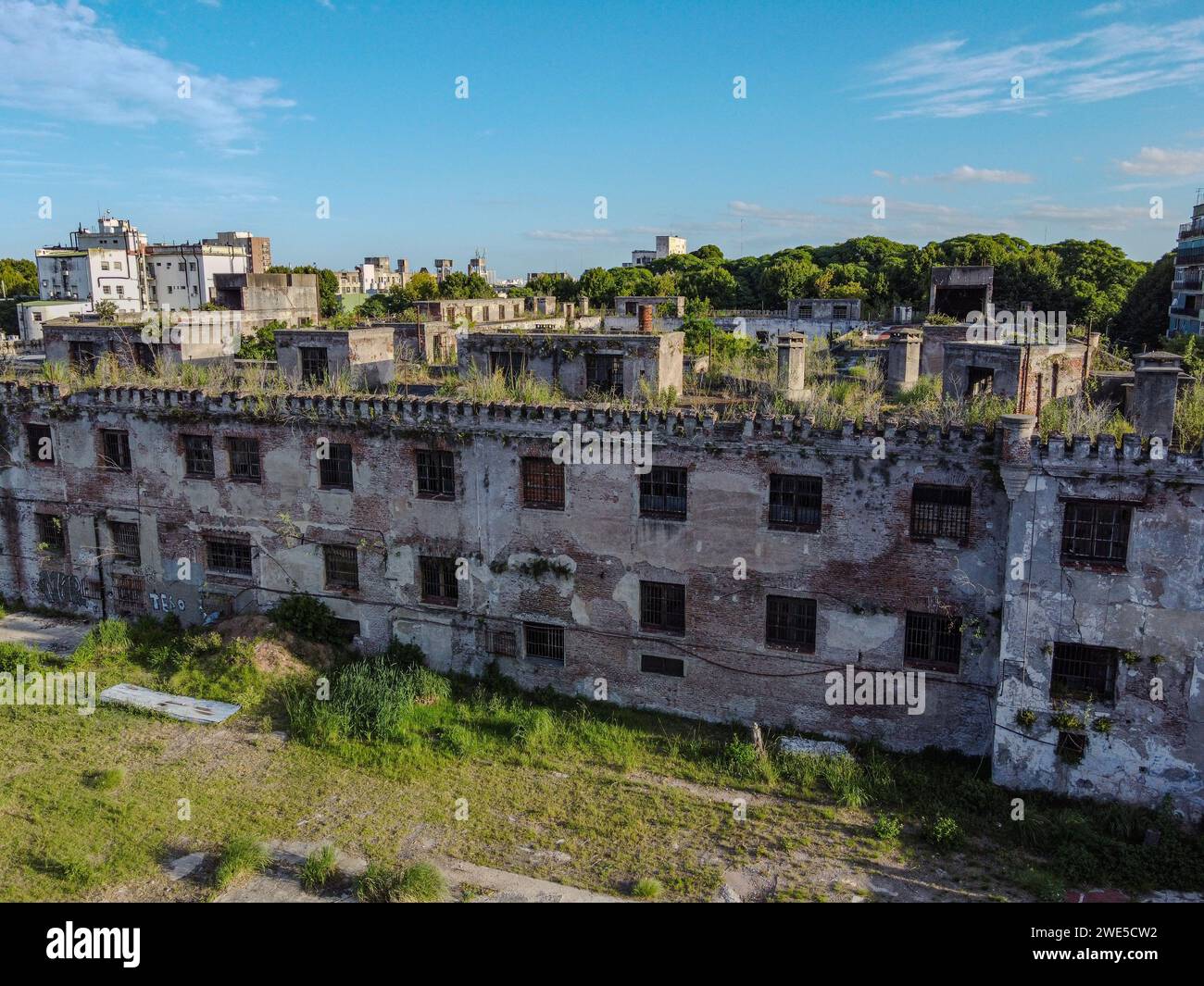 Muro abbandonato con finestre nel soleggiato giorno del Carcel de Caseros abbandonato Foto Stock