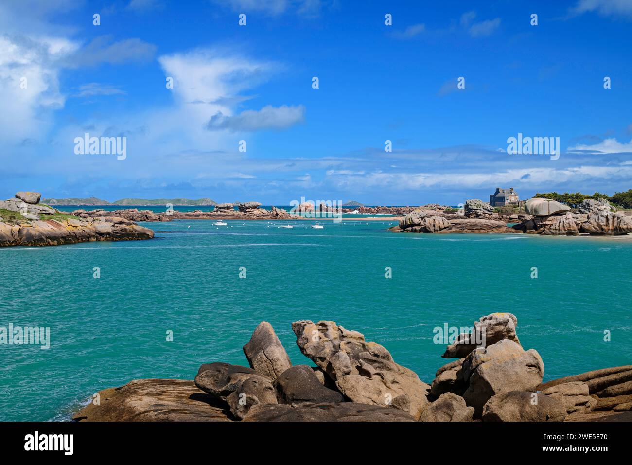 Calette rocciose sulla costa con barche e casa, Trégastel, Côte de Granit Rose, Bretagna, Francia Foto Stock