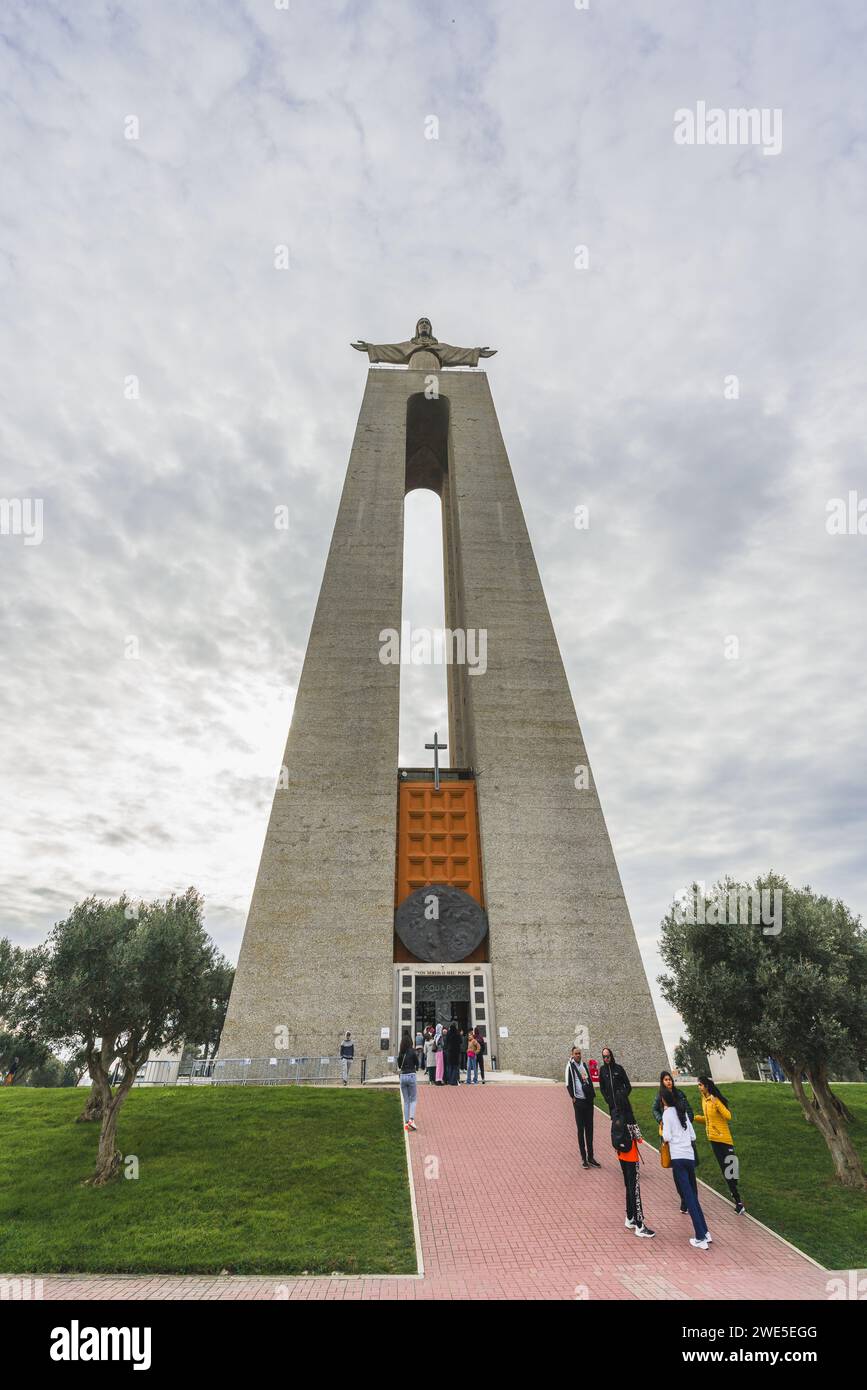 Lisbona, Portogallo - 28 dicembre 2023. Statua del Cristo Re, monumento cattolico e santuario dedicato al Sacro cuore di Gesù Cristo Foto Stock