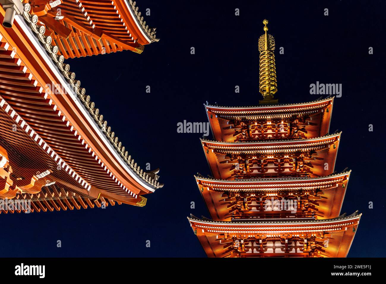 La pagoda del tempio senso ji di Tokyo di notte Foto Stock