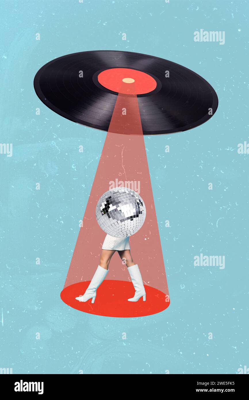 Collage verticale illustrazione creativa caricatura mezzo uomo palla ufo alieno piatto retrò schizzo di luce rossa sfondo blu esclusivo Foto Stock