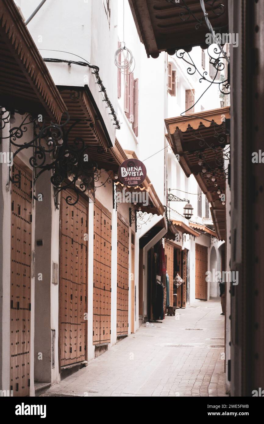 Tangeri, Marocco. 15 ottobre 2022 - le porte, con lo stesso design, di alcuni negozi di souvenir prima dell'orario di apertura, nelle strette strade commerciali Foto Stock