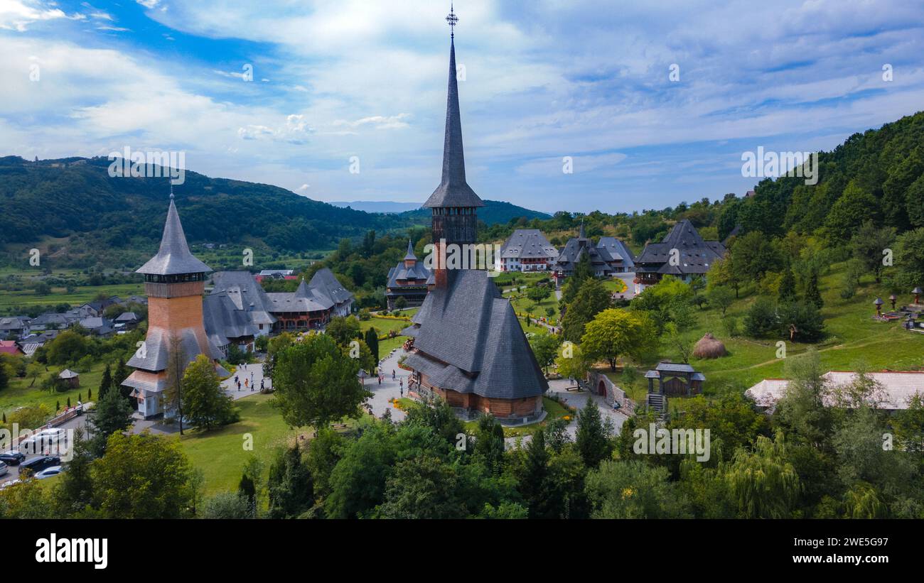Fotografia aerea del monastero di Barsana situato nella contea di Maramures, Romania. La fotografia del paesaggio è stata scattata da un drone a un'altitudine inferiore Foto Stock