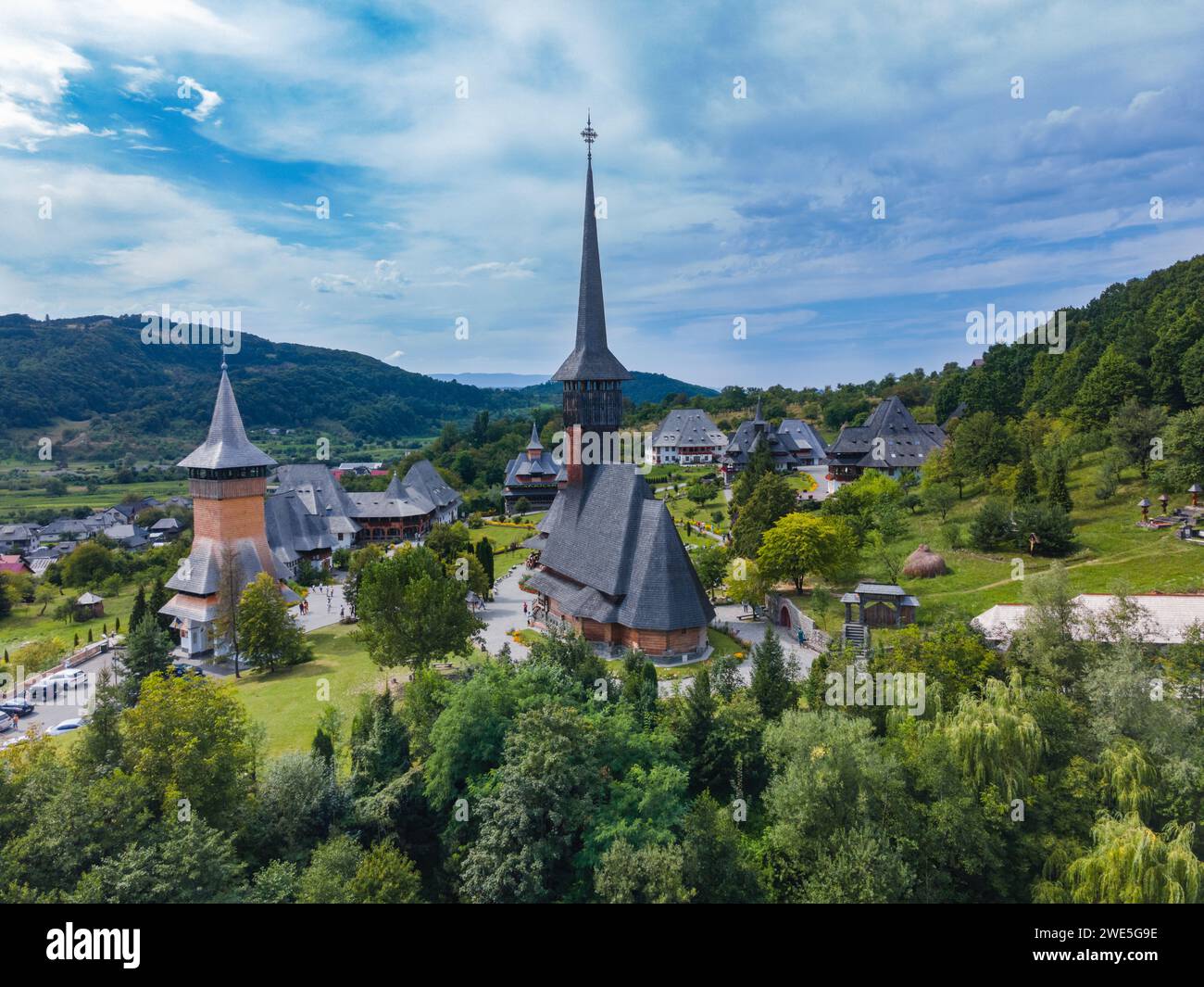 Fotografia aerea del monastero di Barsana situato nella contea di Maramures, Romania. La fotografia del paesaggio è stata scattata da un drone a un'altitudine inferiore Foto Stock