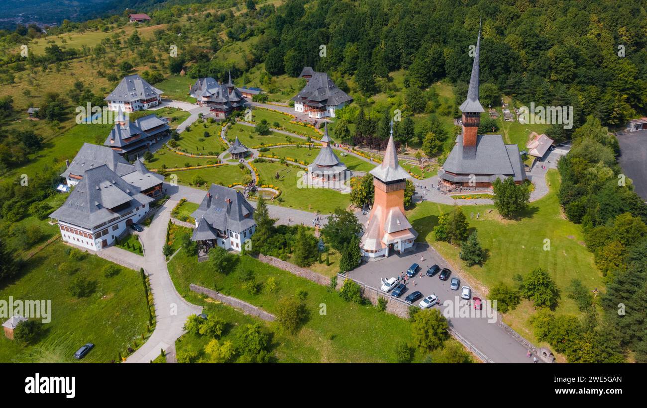 Fotografia aerea del monastero di Barsana situato nella contea di Maramures, Romania. La fotografia è stata scattata da un drone a un'altitudine più elevata Foto Stock