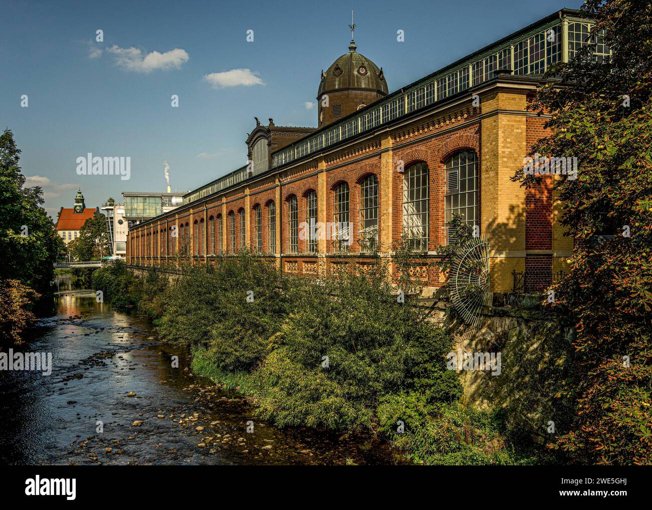 Chemnitz Market Hall sul fiume Chemnitz, sullo sfondo un edificio scolastico in stile Wilhelminiano, Chemnitz, Sassonia, Germania Foto Stock