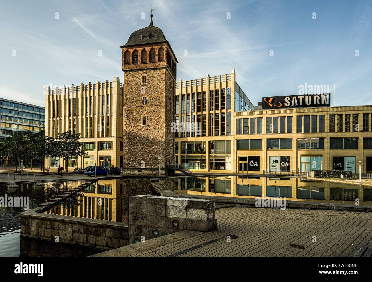 Torre Rossa (XII secolo), punto di riferimento della città di Chemnitz, sullo sfondo la facciata del centro commerciale Red Tower (2000) dell'architetto Hans Foto Stock