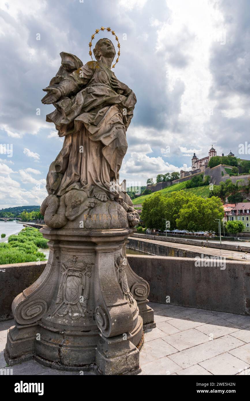 Figura della Vergine Maria sul Ponte Vecchio principale a Würzburg, bassa Franconia, Franconia, Baviera, Germania Foto Stock