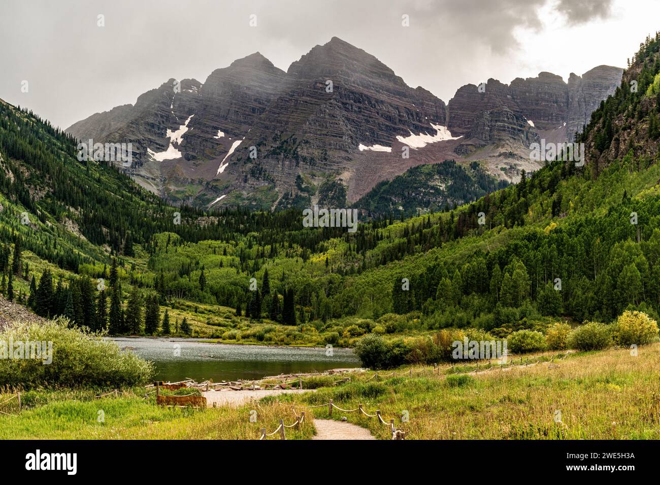 Tempesta in arrivo sopra le Maroon Bells ad Aspen Colorado Foto Stock