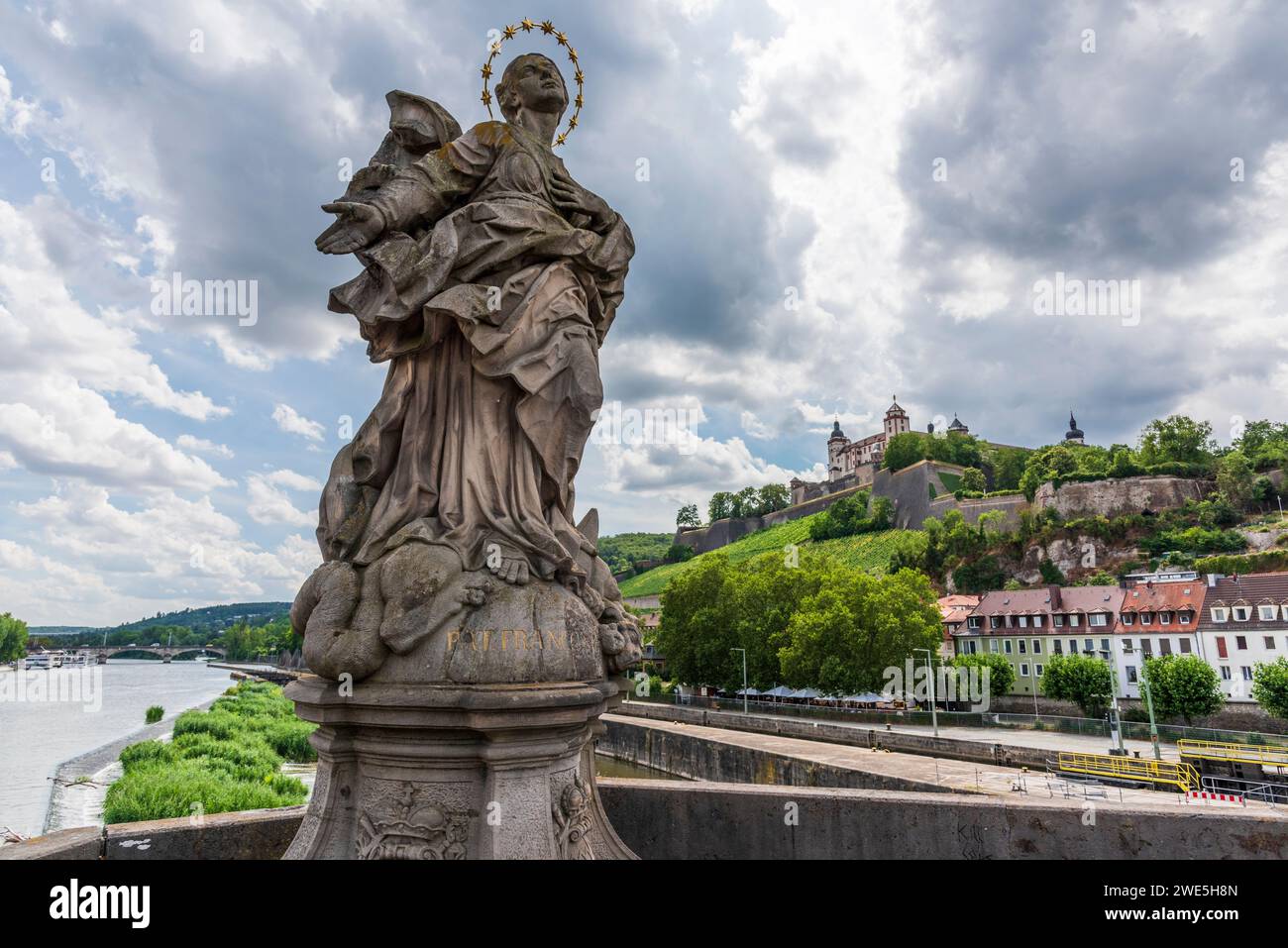 Figura della Vergine Maria sul Ponte Vecchio principale a Würzburg, bassa Franconia, Franconia, Baviera, Germania Foto Stock