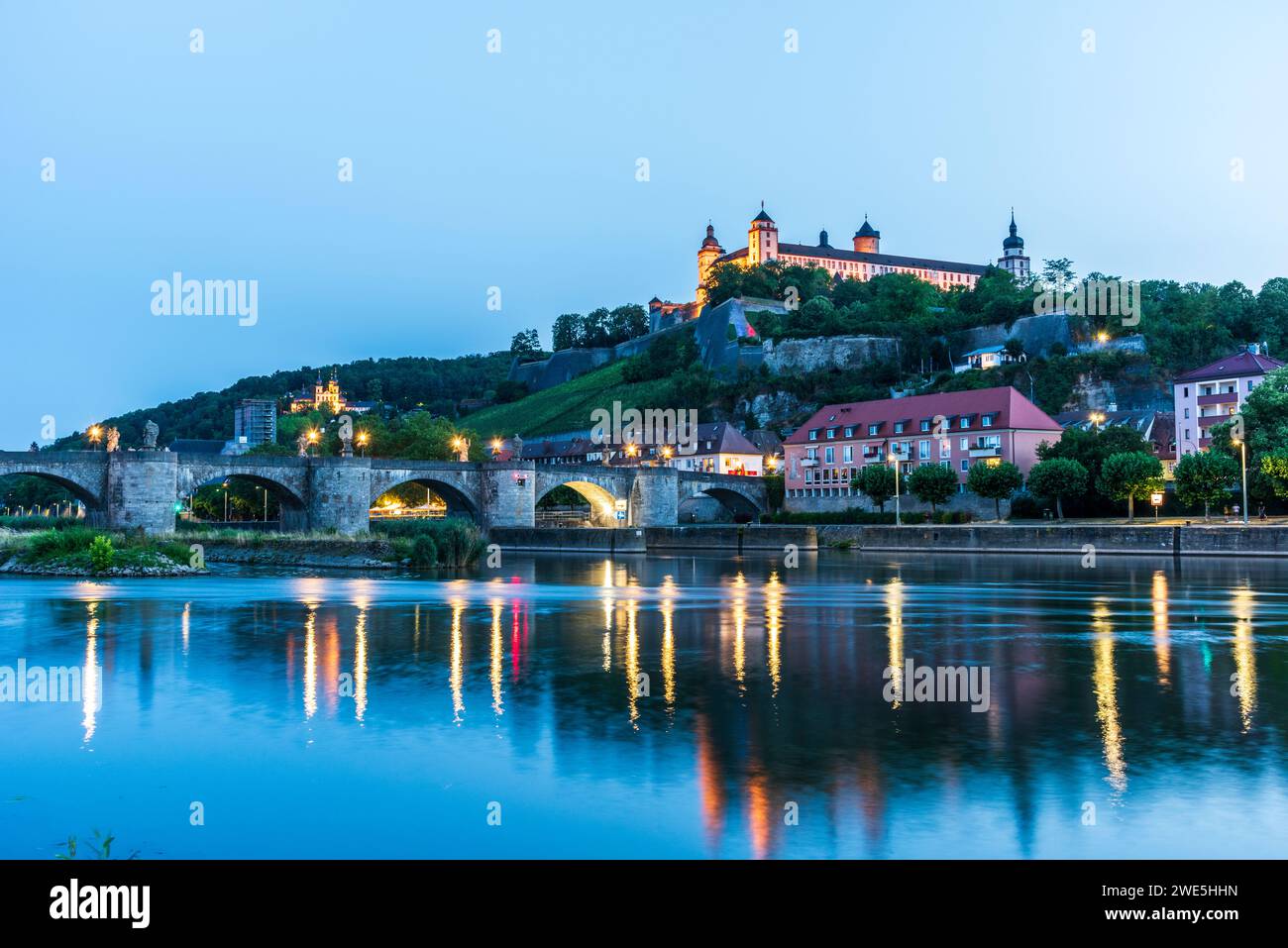 Vecchio ponte principale e fortezza di Marienberg a Würzburg, bassa Franconia, Franconia, Baviera, Germania Foto Stock