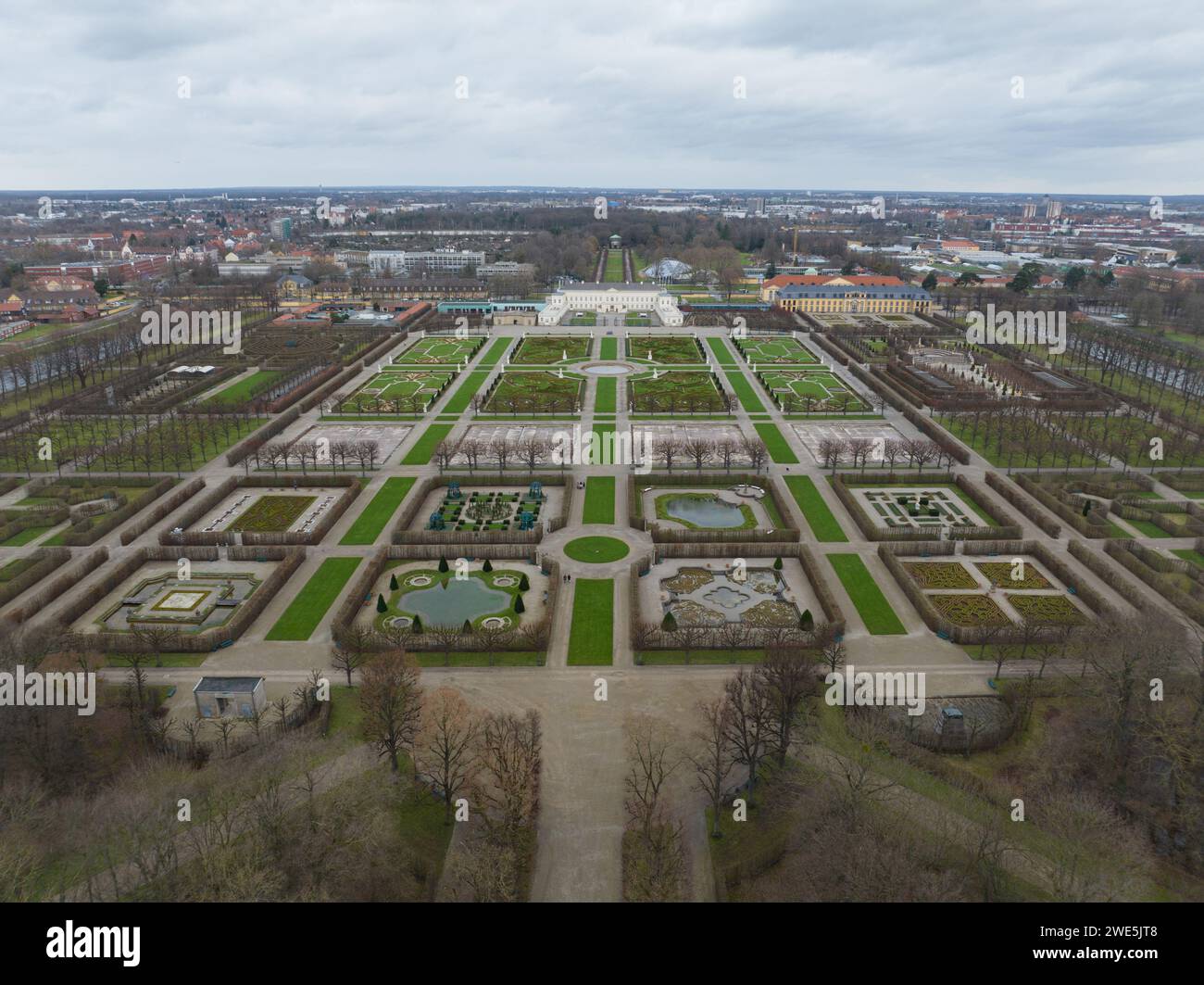 Vista aerea dei droni sui Giardini Herrenhauser ad Hannover, Germania. Vista aerea con droni. Foto Stock