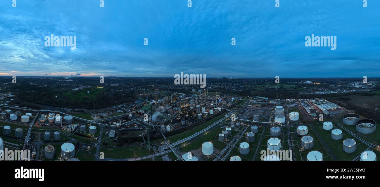 Foto panoramica a 180 gradi di una raffineria di combustibili fossili a Gelschenkirchen, Germania. Grandi serbatoi di stoccaggio e tubazioni. Grande installazione industriale Foto Stock