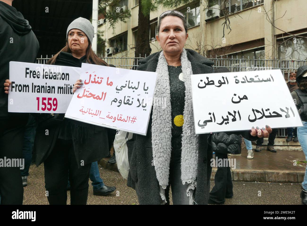 Beirut, Libano. 23 gennaio 2024. Le famiglie del 4 agosto 2020 vittime di Port Blast chiedono giustizia per i loro cari all'esterno del Palazzo di giustizia di Beirut, Libano, il 23 gennaio 2024. Quasi quattro anni dopo l'incidente, la verità su ciò che è successo deve ancora venire. Le famiglie delle vittime incolpano l'Iran - ha sostenuto la milizia sciita di Hezbollah di ostacolare il corso della giustizia. (Foto di Elisa Gestri/Sipa USA) credito: SIPA USA/Alamy Live News Foto Stock