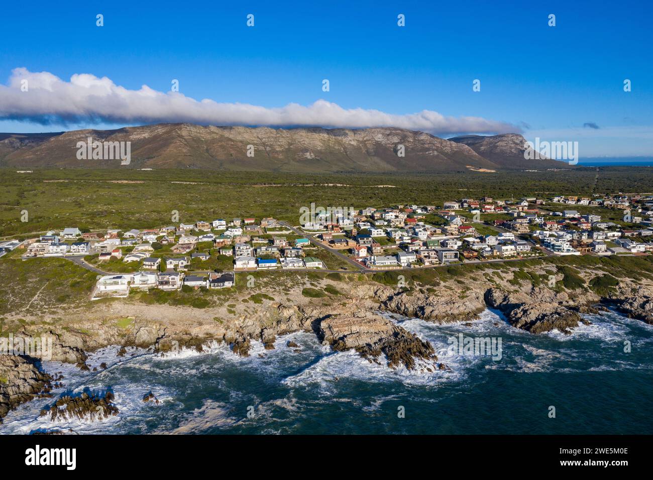 Vista aerea della costa, della città e delle montagne, Gansbaai De Kelders, Capo Occidentale, Sudafrica Foto Stock