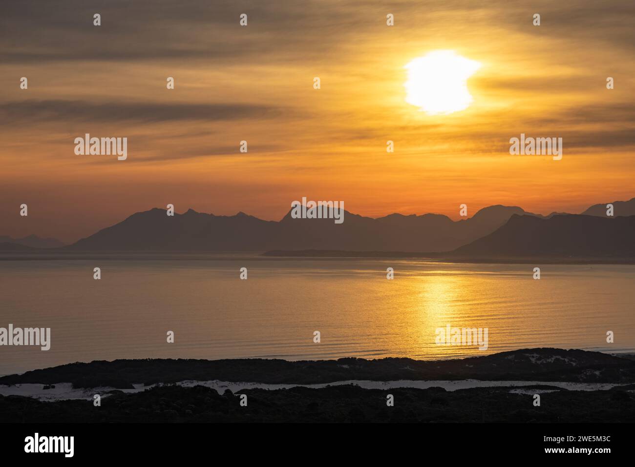 Walker Bay Nature Reserve e le montagne della riserva naturale di Maanschynkop al tramonto, Grootbos Private Nature Reserve, Western Cape, Sudafrica Foto Stock