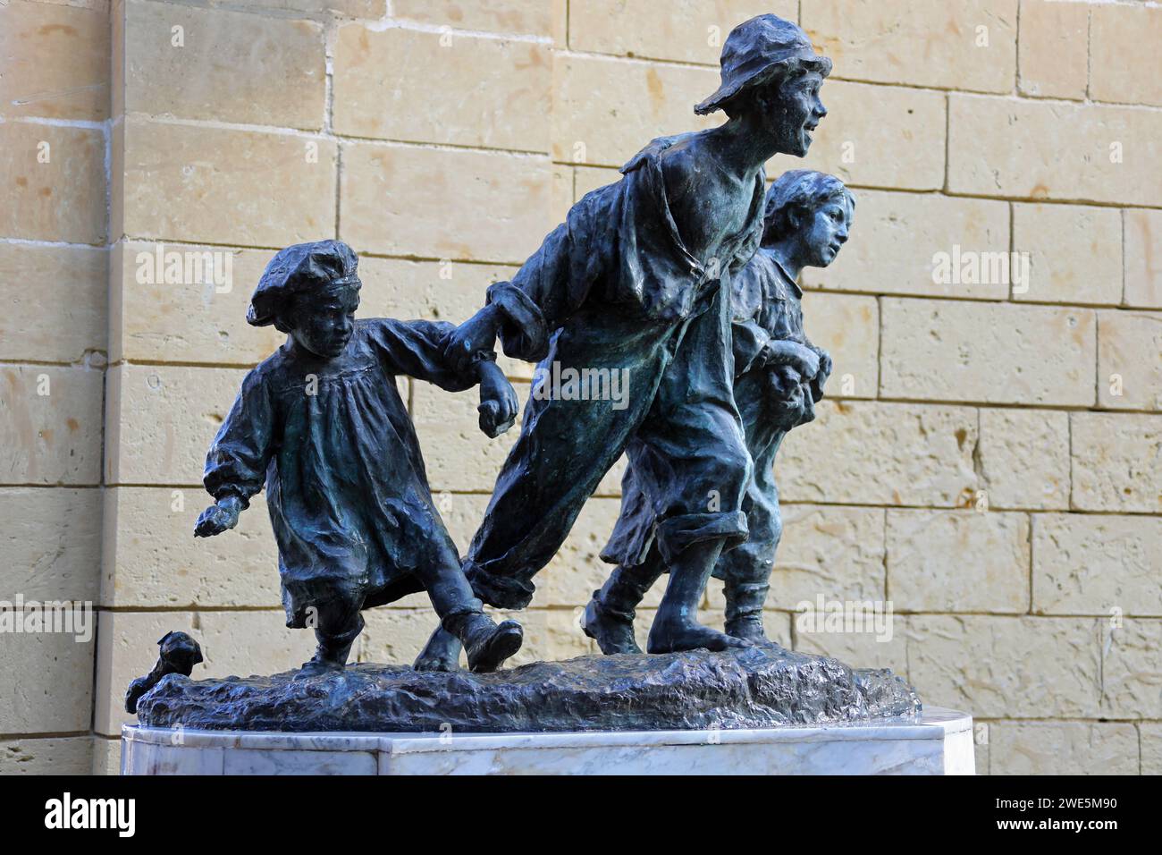 Replica della scultura Les Gavroches di Antonio Sciortino presso i Giardini superiori Barrakka a la Valletta Foto Stock