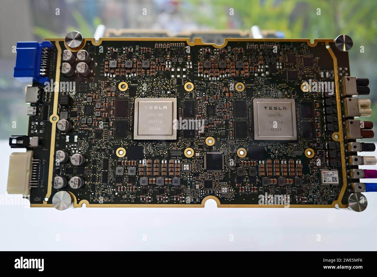 Honolulu, Hawaii - 12 gennaio 2024: Primo piano su Tesla FSD, dual ai beta processor full self driving e tecnologia cervello della scheda madre. Macro pho Foto Stock