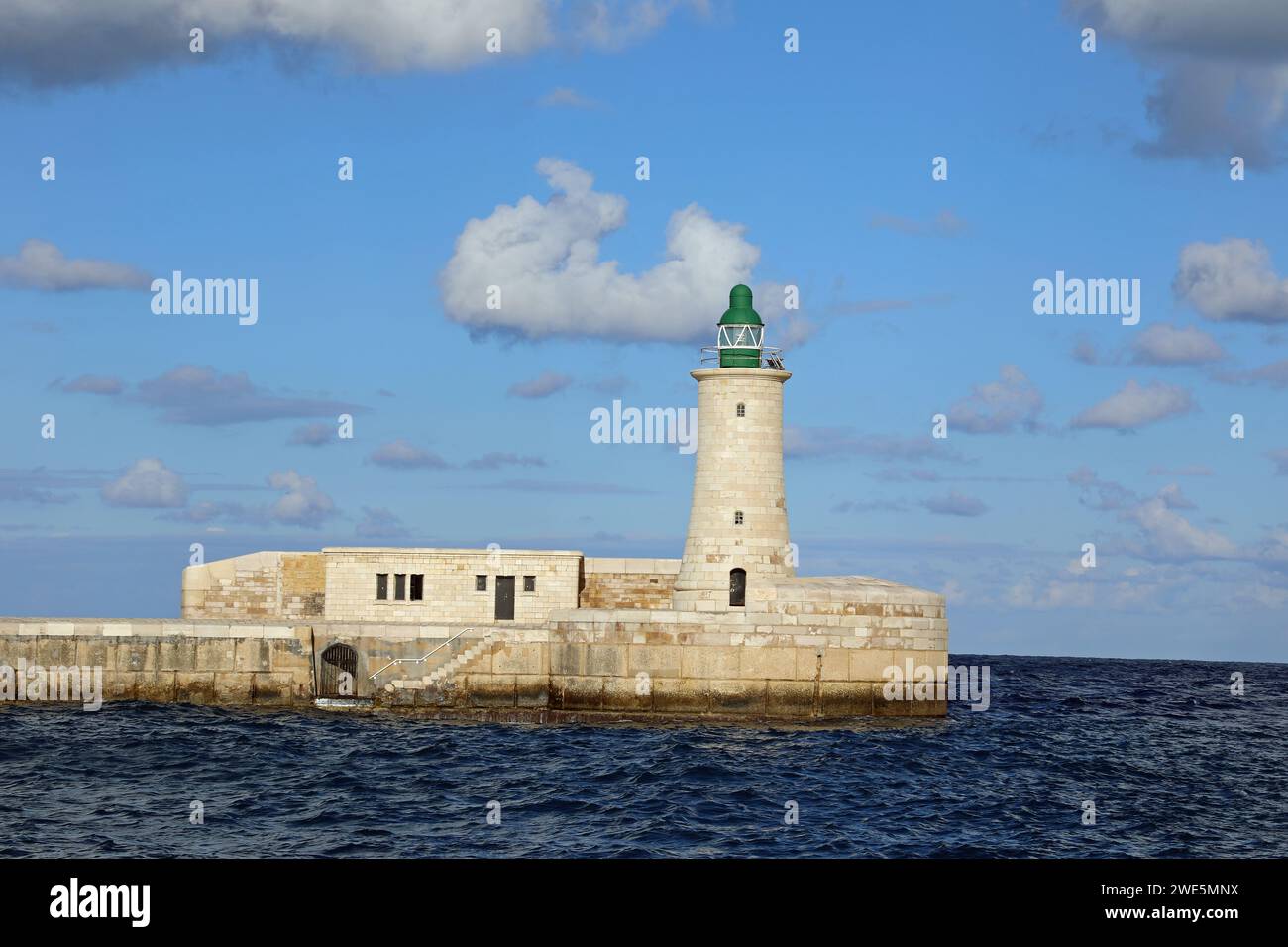 Faro di Breakwater nel Porto grande di la Valletta a Malta Foto Stock
