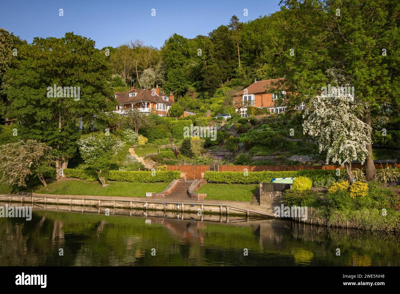 Case residenziali lungo il Tamigi, Marlow, Buckinghamshire, Inghilterra, Regno Unito Foto Stock