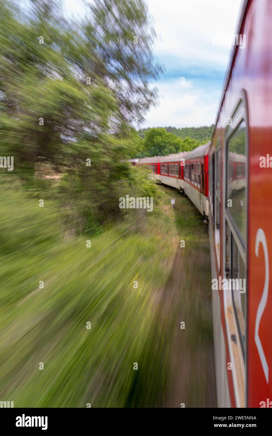 Il più antico treno a scartamento ridotto d'Europa. Una foto in movimento di un treno in movimento in montagna. Foto Stock