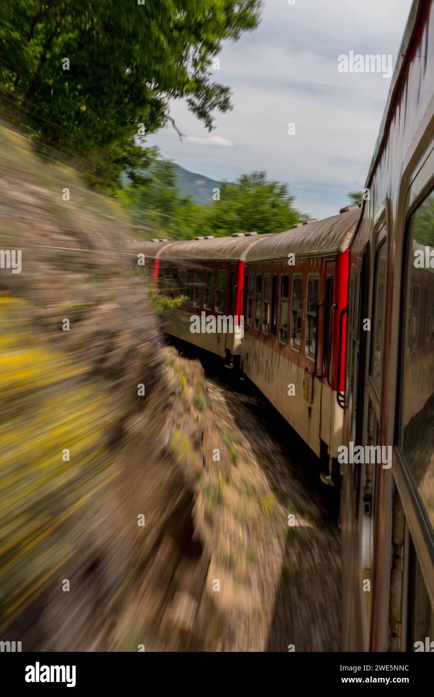 Il più antico treno a scartamento ridotto d'Europa. Una foto in movimento di un treno in movimento in montagna. Foto Stock