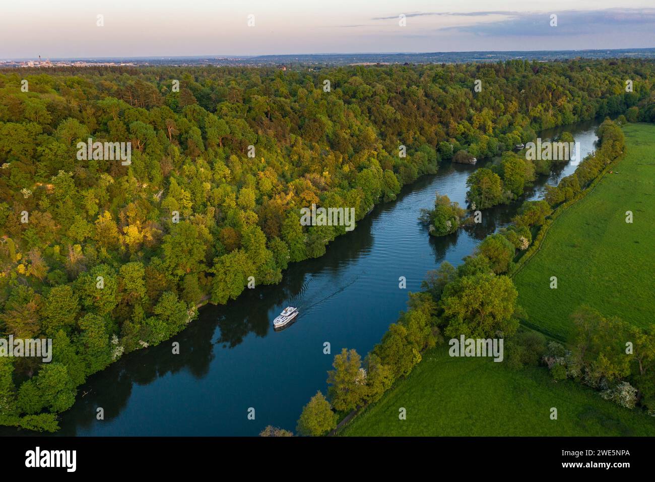 Vista aerea di una casa galleggiante le Boat Horizon 4 sul Tamigi con l'isola vicino al Cliveden National Trust, vicino a Maidenhead, Berkshire, Inghilterra, United Foto Stock