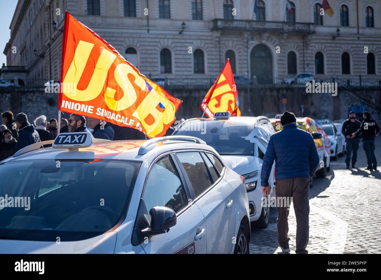 Roma, Italia. 23 gennaio 2024. I tassisti protestano contro l'amministrazione del comune di Roma che non aggiorna le tariffe dei taxi con l'aumento del costo della vita e il mancato rispetto delle regole da parte di quei conducenti che operano senza patente di taxi. (Immagine di credito: © Marco di Gianvito/ZUMA Press Wire) SOLO USO EDITORIALE! Non per USO commerciale! Foto Stock