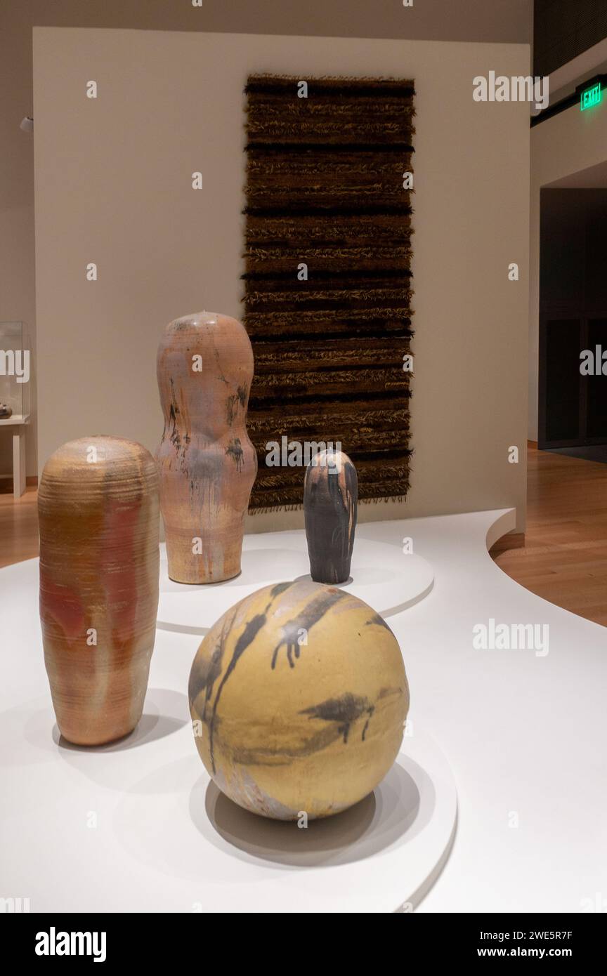 Toshiko Takaezu mostra di astrazione al Museum of fine Arts di Boston, Massachusetts Foto Stock