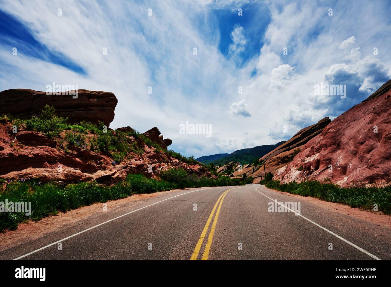 Strada che attraversa Red Rocks Park, Colorado Foto Stock