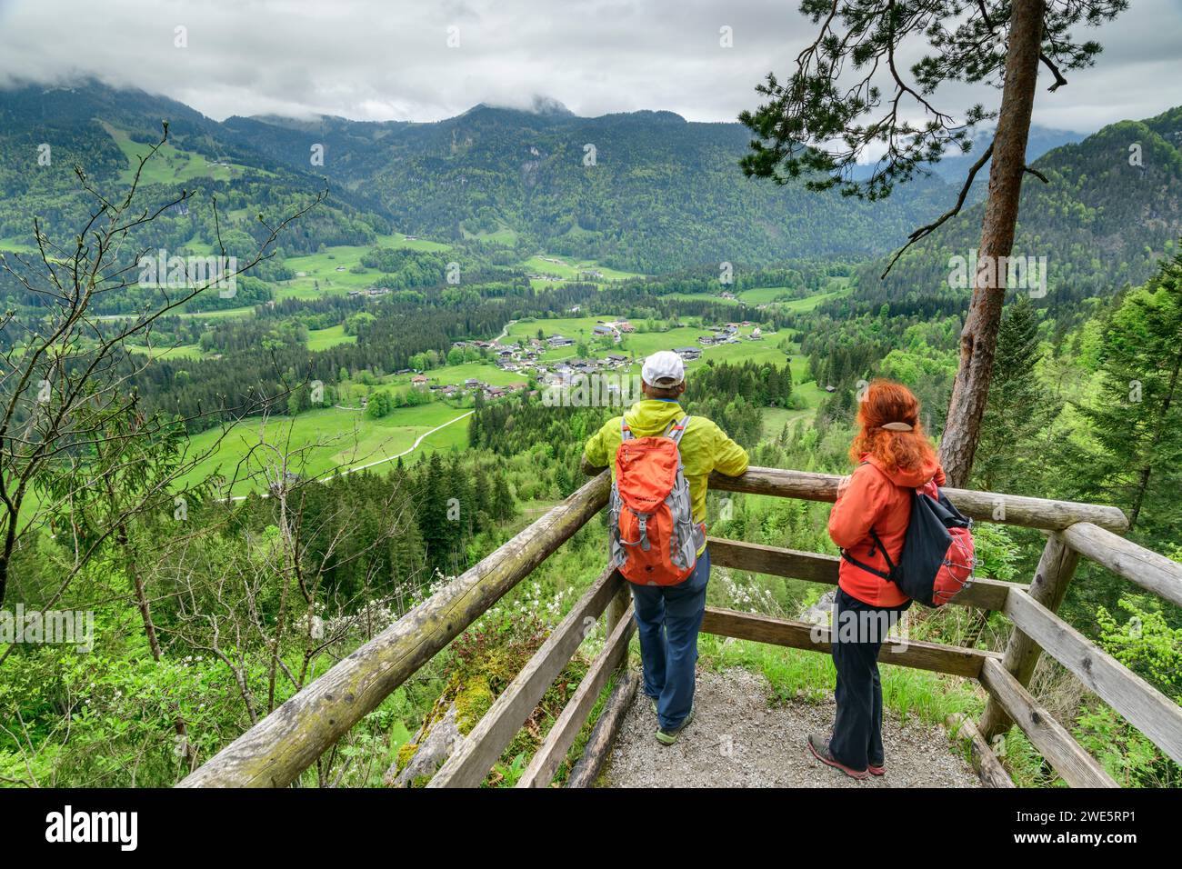 Uomo e donna che camminano guardando la valle, Au, Gorge Route, Berchtesgaden Alps, Salisburgo, Austria Foto Stock