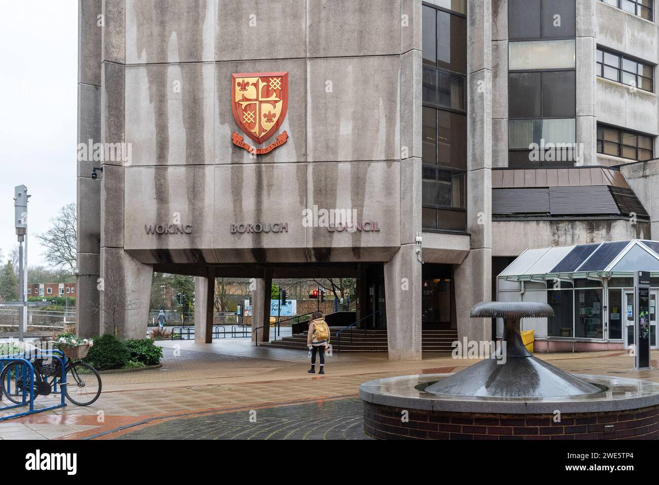 Gli uffici del Woking Borough Council nel Surrey, Inghilterra, Regno Unito, fotografati nel gennaio 2024. consiglio fallimentare, in cui si prevede un forte aumento delle imposte del consiglio Foto Stock