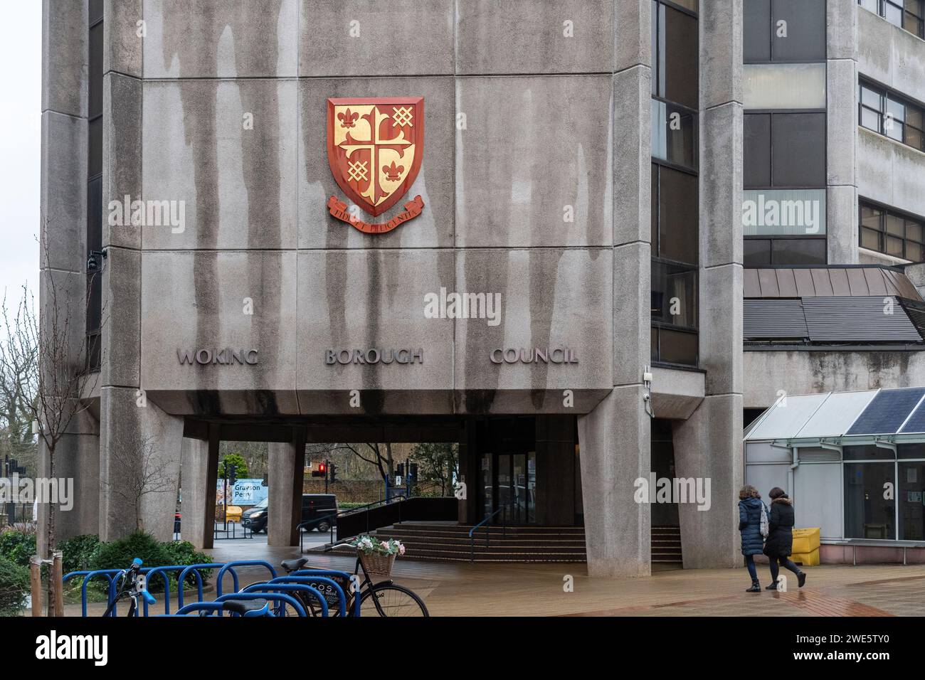 Gli uffici del Woking Borough Council nel Surrey, Inghilterra, Regno Unito, fotografati nel gennaio 2024. consiglio fallimentare, in cui si prevede un forte aumento delle imposte del consiglio Foto Stock