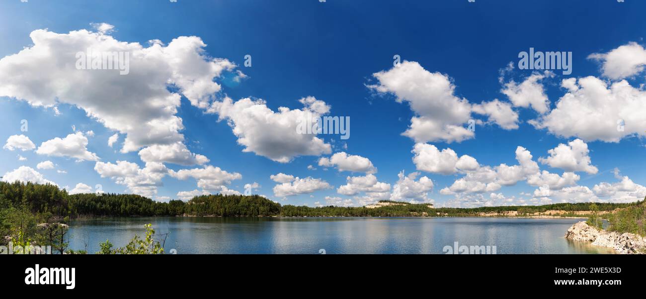 Panorama di un bel cielo blu con nuvole bianche sul lago. Foto Stock