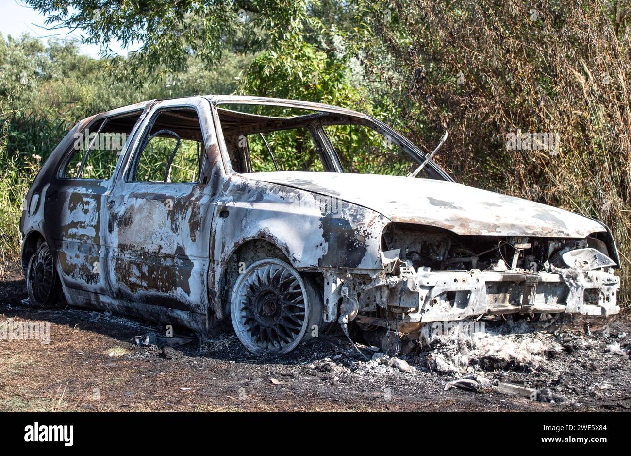 L'auto è bruciata dopo un incendio doloso sul lago Foto Stock