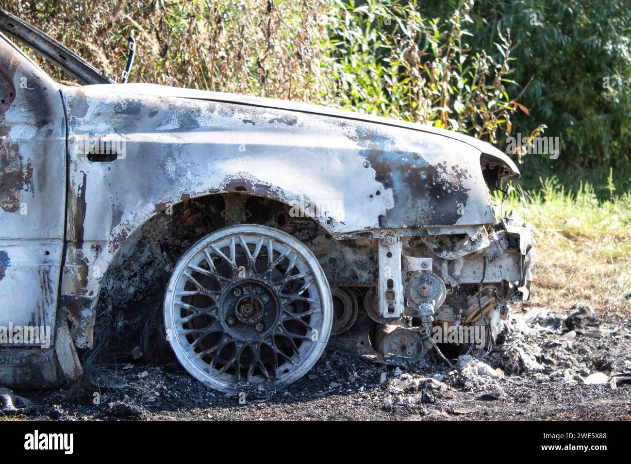 L'auto è bruciata dopo un incendio doloso sul lago Foto Stock