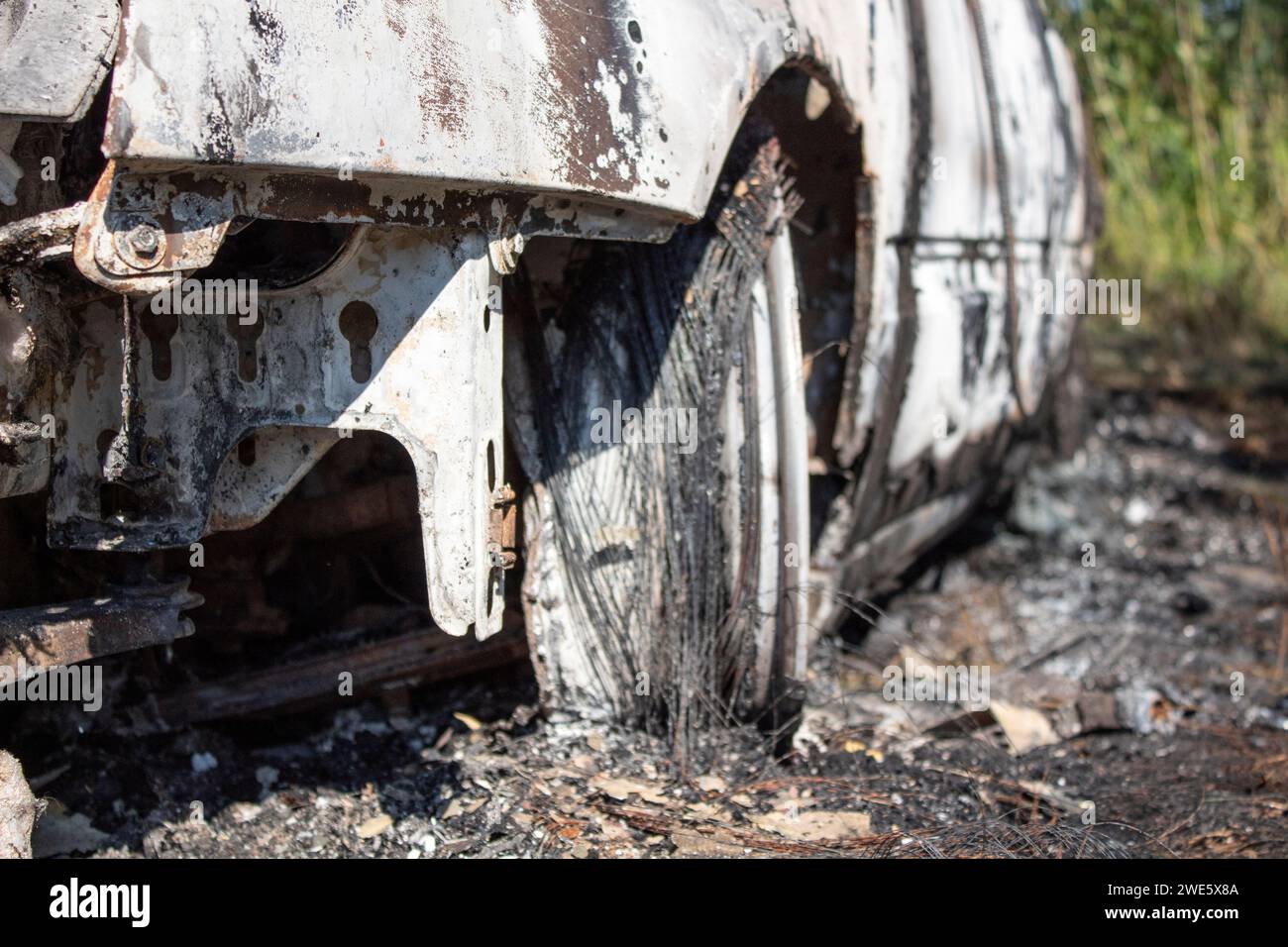L'auto è bruciata dopo un incendio doloso sul lago Foto Stock