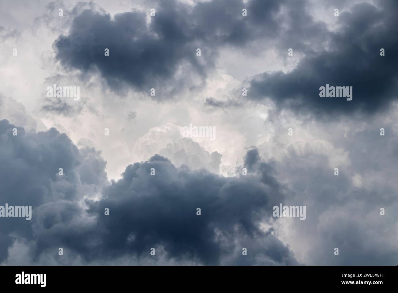 Nuvole grigie nel cielo prima della pioggia. Informazioni sulle previsioni del tempo. Foto Stock