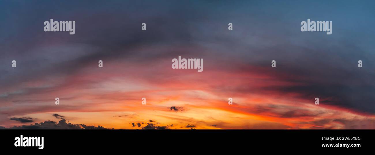 Spettacolare cielo al tramonto con nuvole. Panorama naturale del cielo con tramonto. Foto Stock