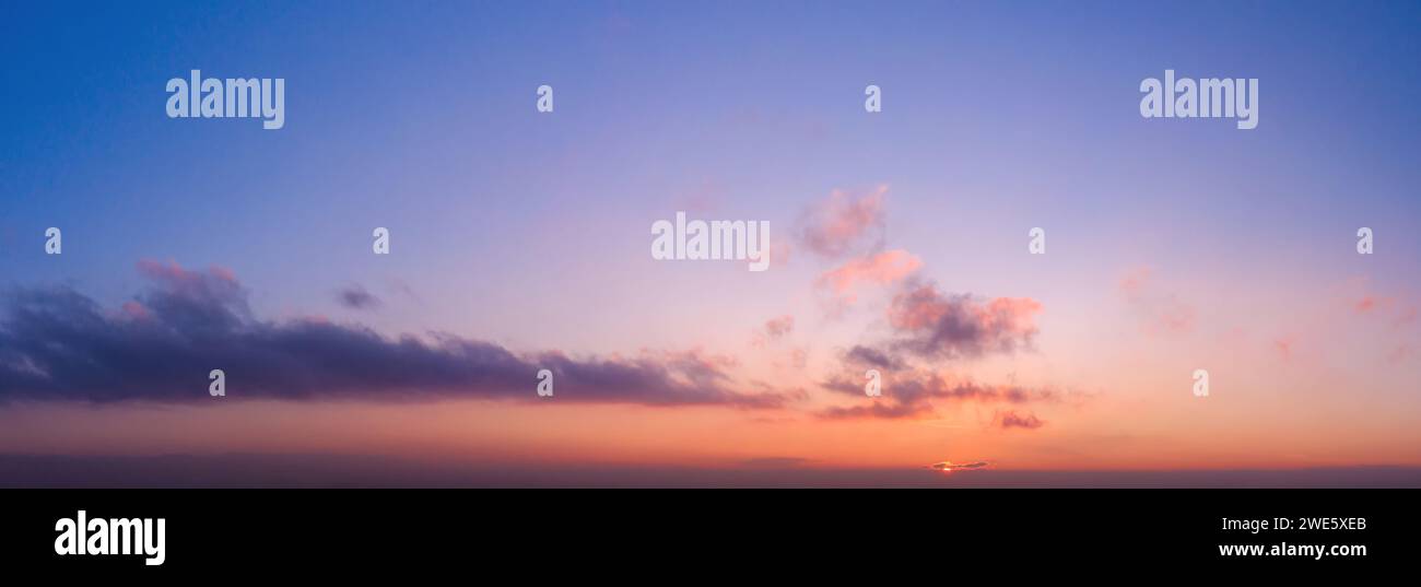 Splendido e suggestivo paesaggio nuvoloso del cielo al tramonto con nuvole dalla vista aerea dei droni. Foto Stock