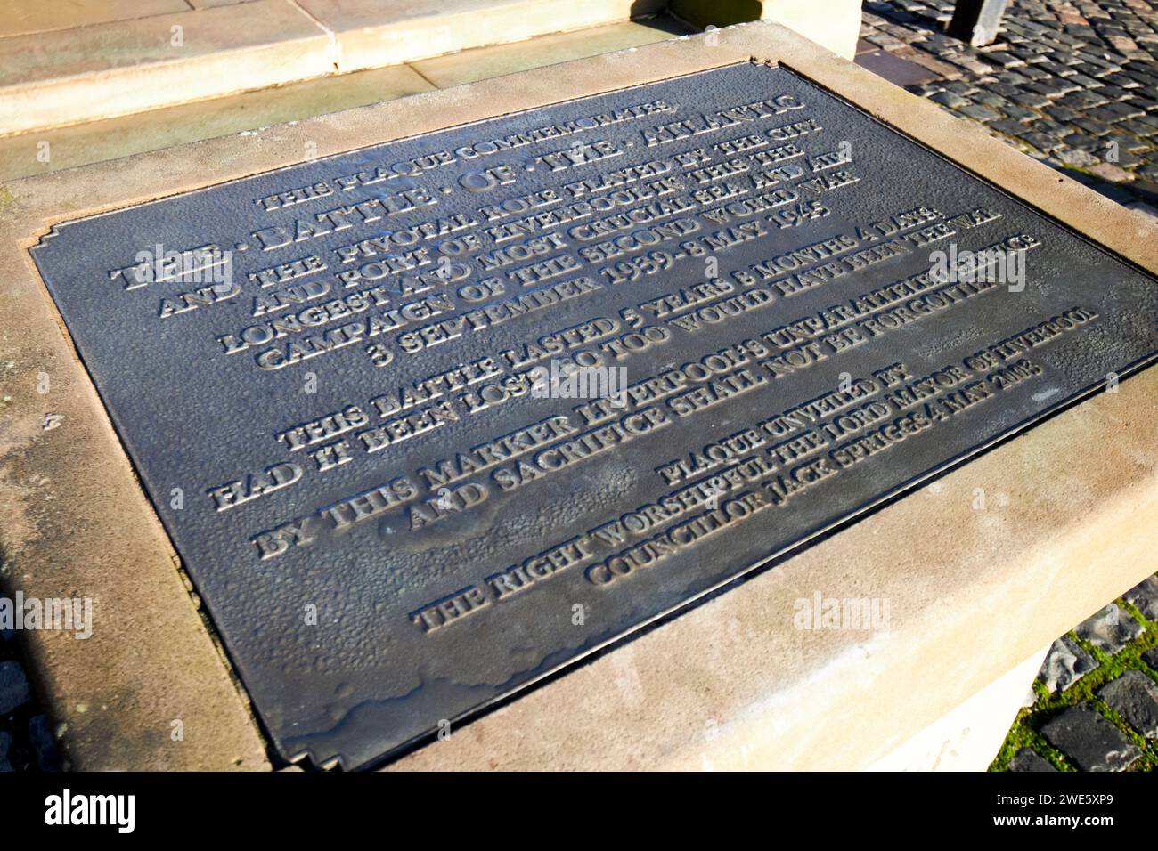 targa per commemorare la battaglia dell'atlantico al cenotafio di liverpool di fronte alla st georges hall liverpool, merseyside, inghilterra, regno unito Foto Stock