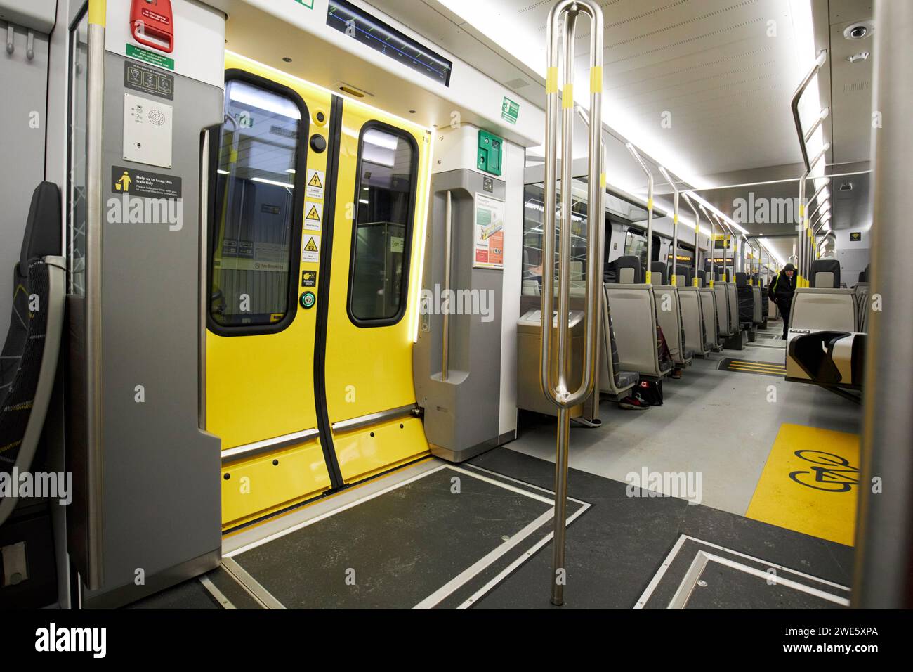 all'interno delle carrozze dei nuovi treni elettrici a batteria merseyrail liverpool, merseyside, inghilterra, regno unito Foto Stock
