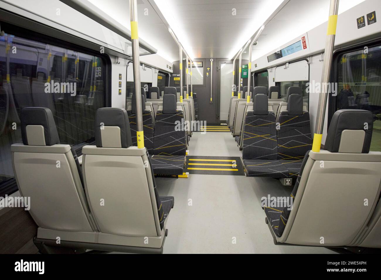 all'interno delle carrozze dei nuovi treni elettrici a batteria merseyrail liverpool, merseyside, inghilterra, regno unito Foto Stock