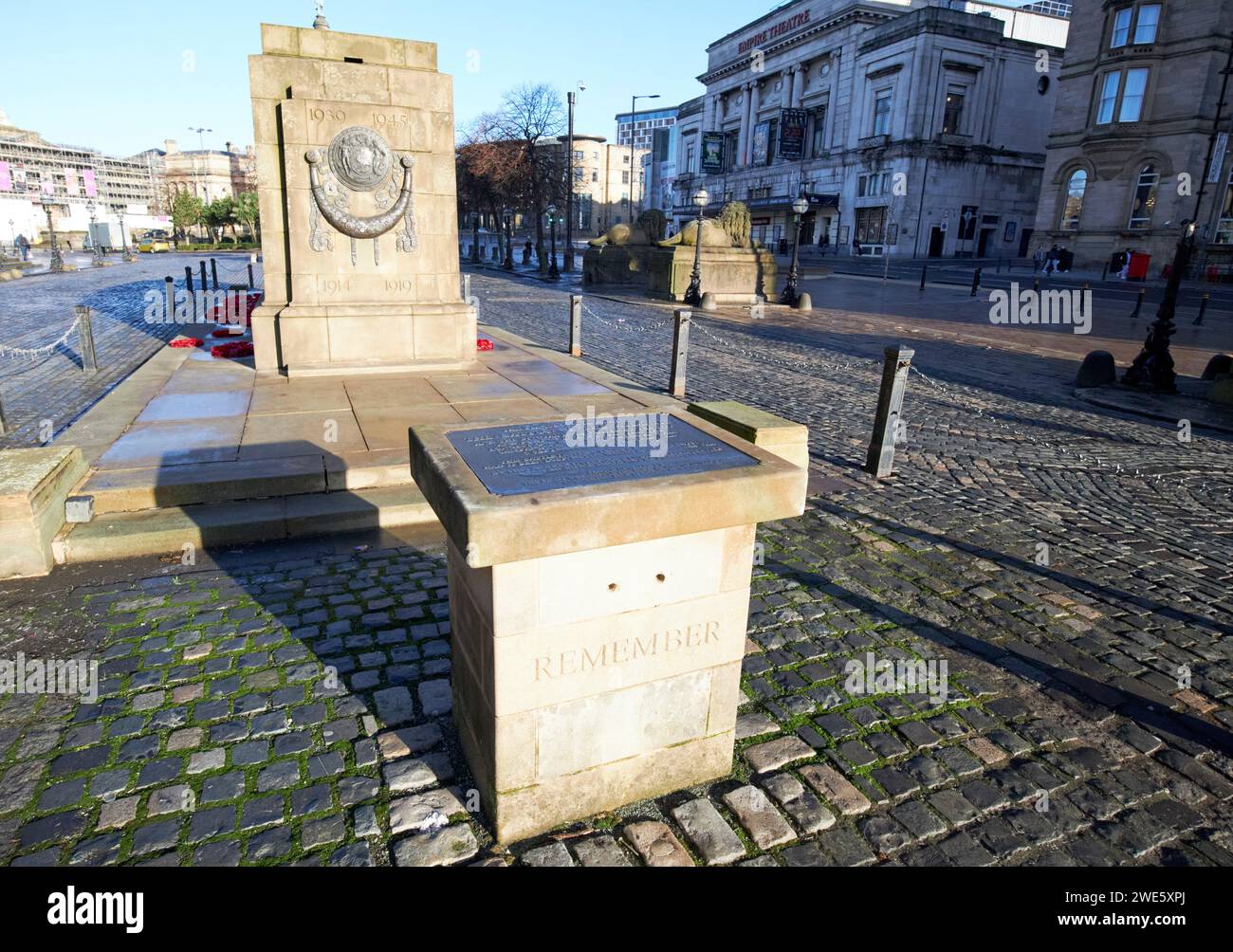 targa per commemorare la battaglia dell'atlantico al cenotafio di liverpool di fronte alla st georges hall liverpool, merseyside, inghilterra, regno unito Foto Stock