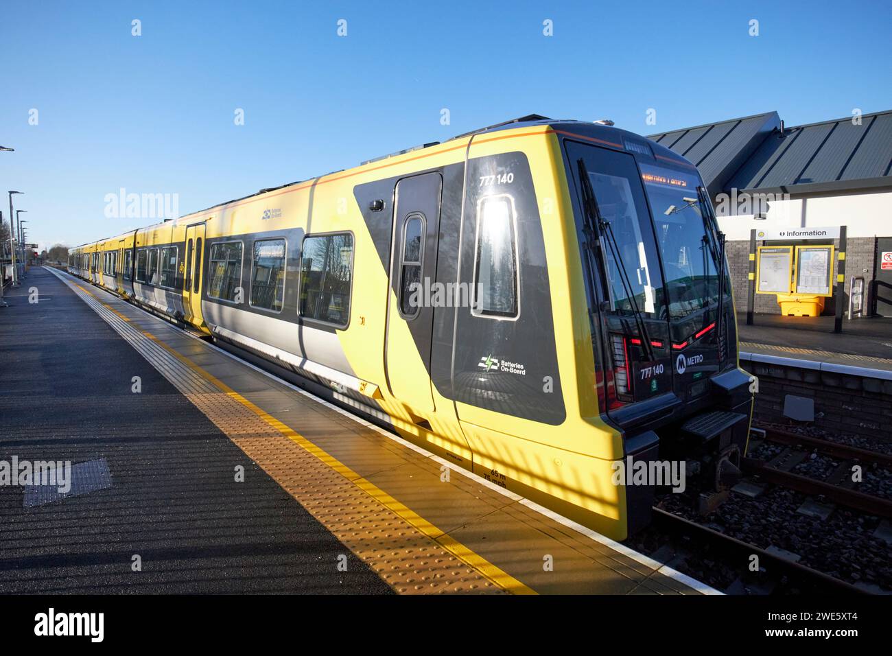 nuovi treni merseyrail elettrici a batteria presso la nuova stazione della corsia headbolt liverpool, merseyside, inghilterra, regno unito Foto Stock