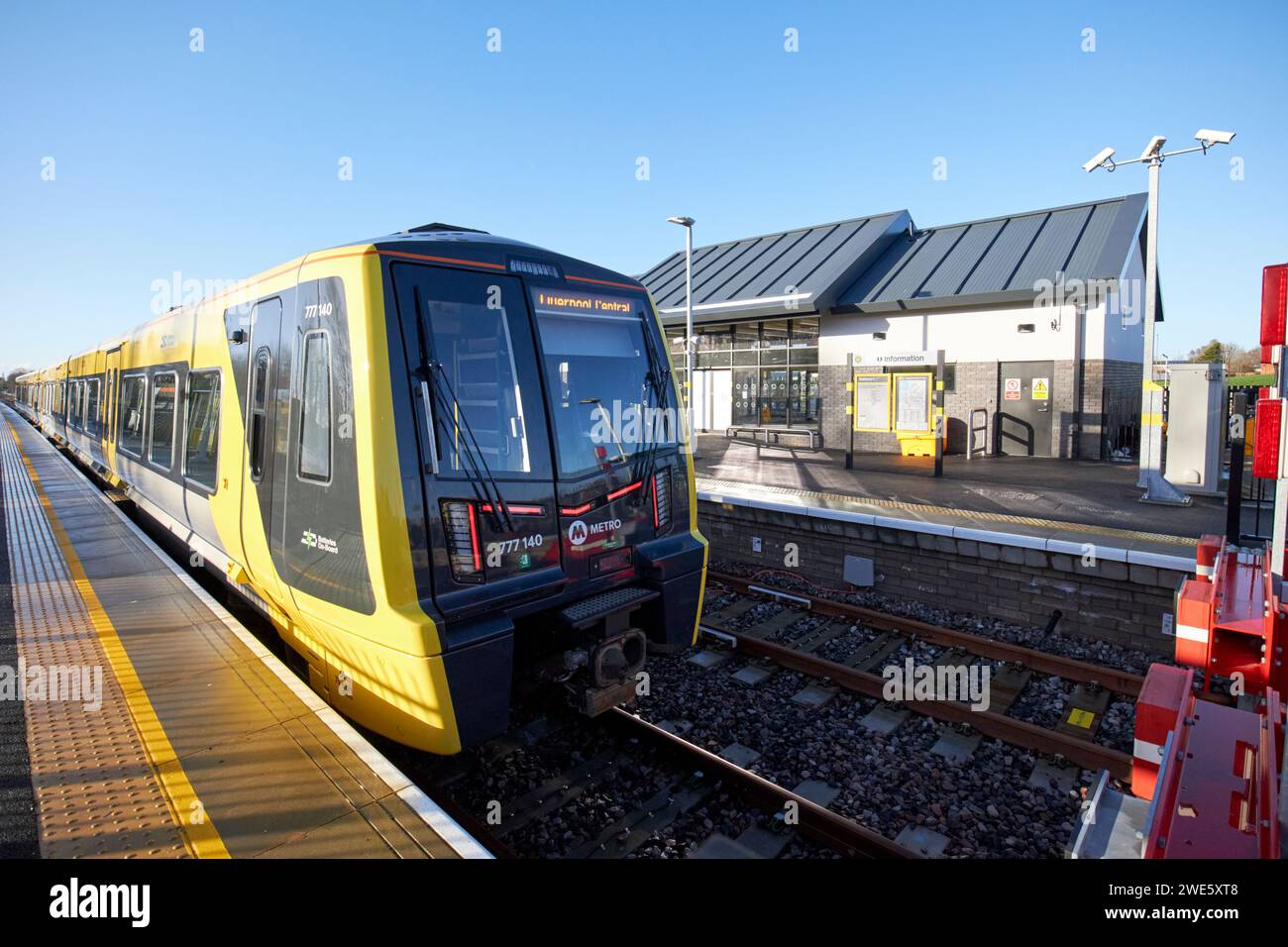 nuovi treni merseyrail elettrici a batteria presso la nuova stazione della corsia headbolt liverpool, merseyside, inghilterra, regno unito Foto Stock